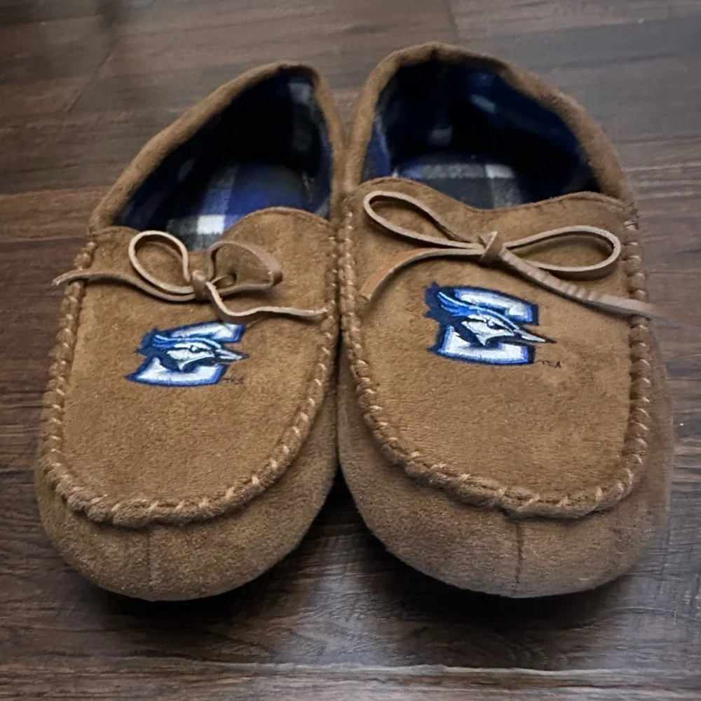Creighton moccasin slippers men’s 9/10 brand new chestnut brown blue jays
